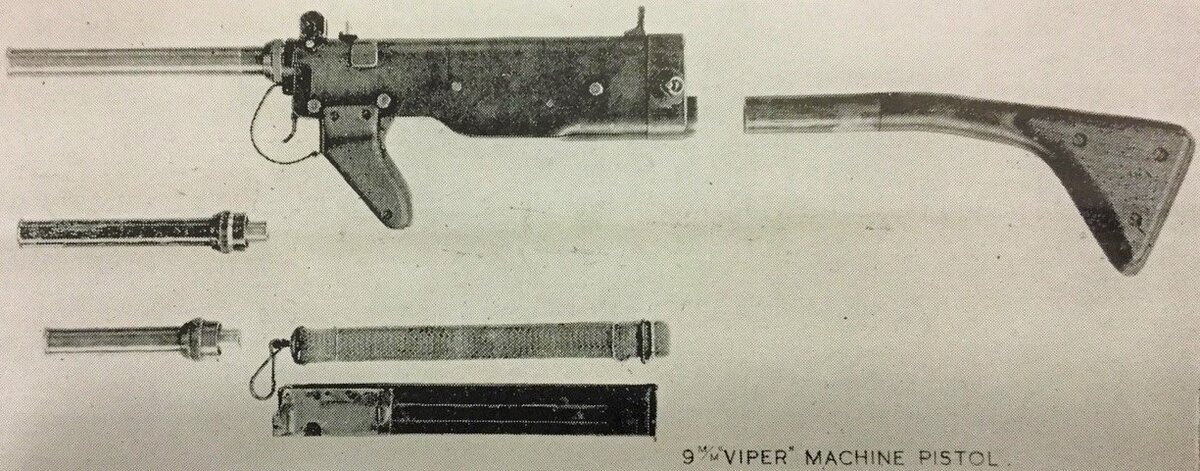 Пистолет-пулемет с тремя стволами, магазином, ремнем и прикладом.