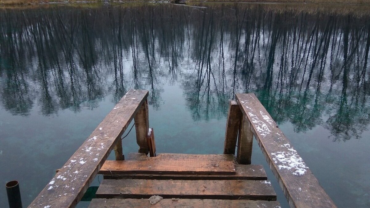     На Голубых озерах для укрепления берегов Хрустального водопада использовали тигровый гранит. Им заменили желтый бут, об этом пишет «Бизнес Онлайн».