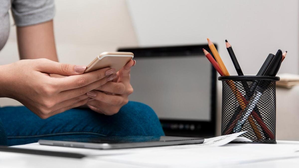    Девушка с телефоном:Freepik