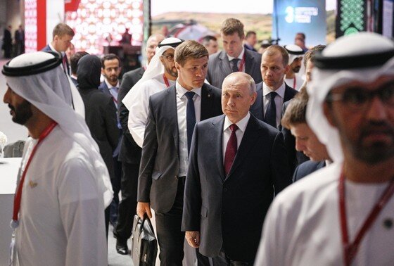    Владимир Путин (в центре)