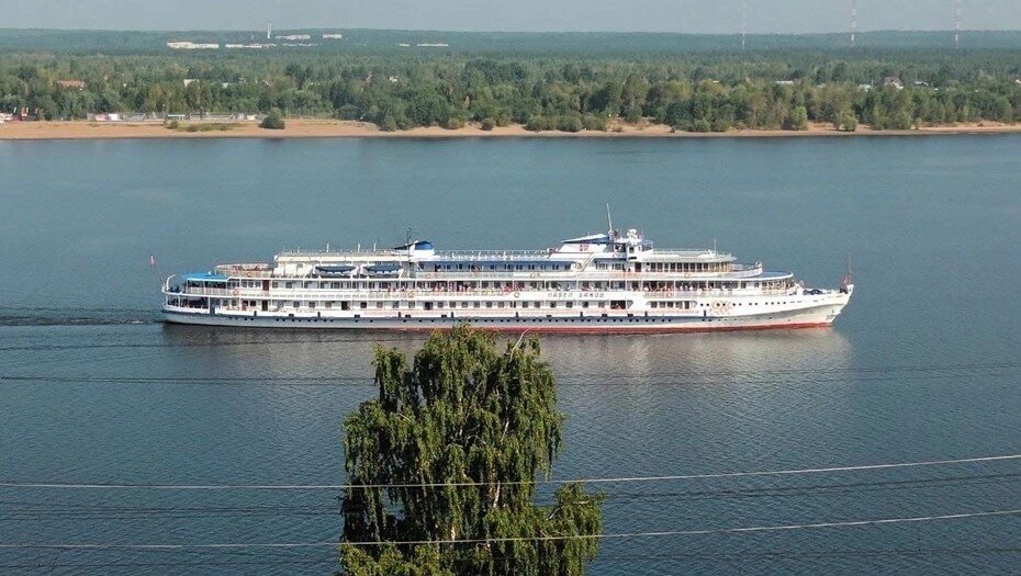 Картина теплоход на волге