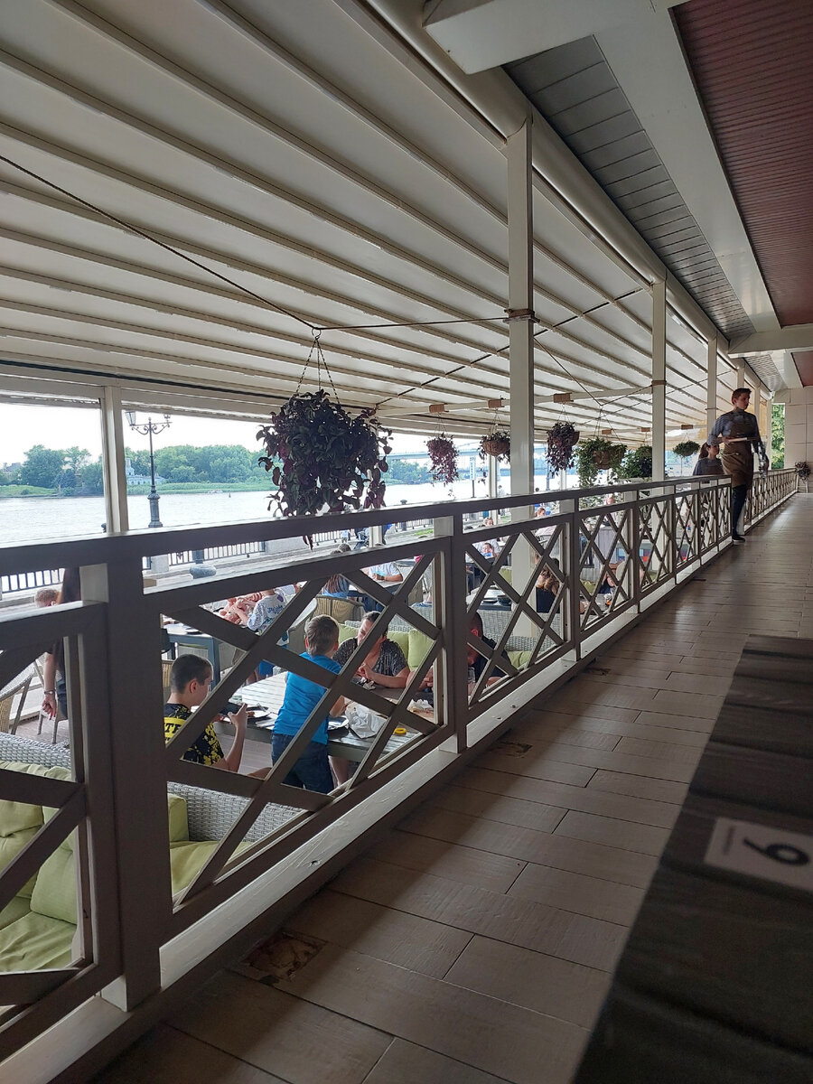 Уличная веранда,зал пока не работает.