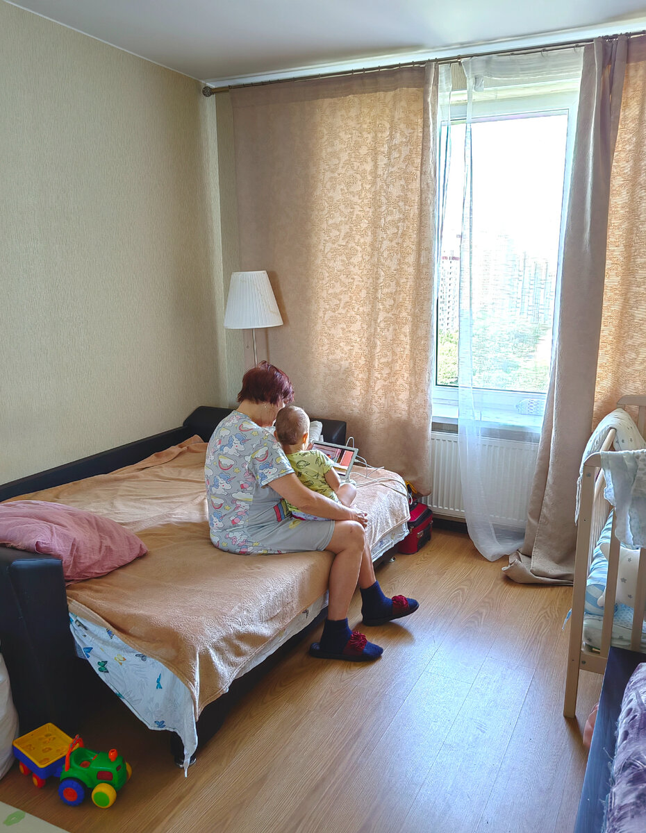 Не слышат, что я вошла