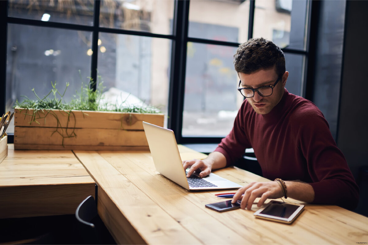 Student jobs. Бизнесмен фрилансер. Программист фрилансер. Человек на удаленке. Мужчина фрилансер.