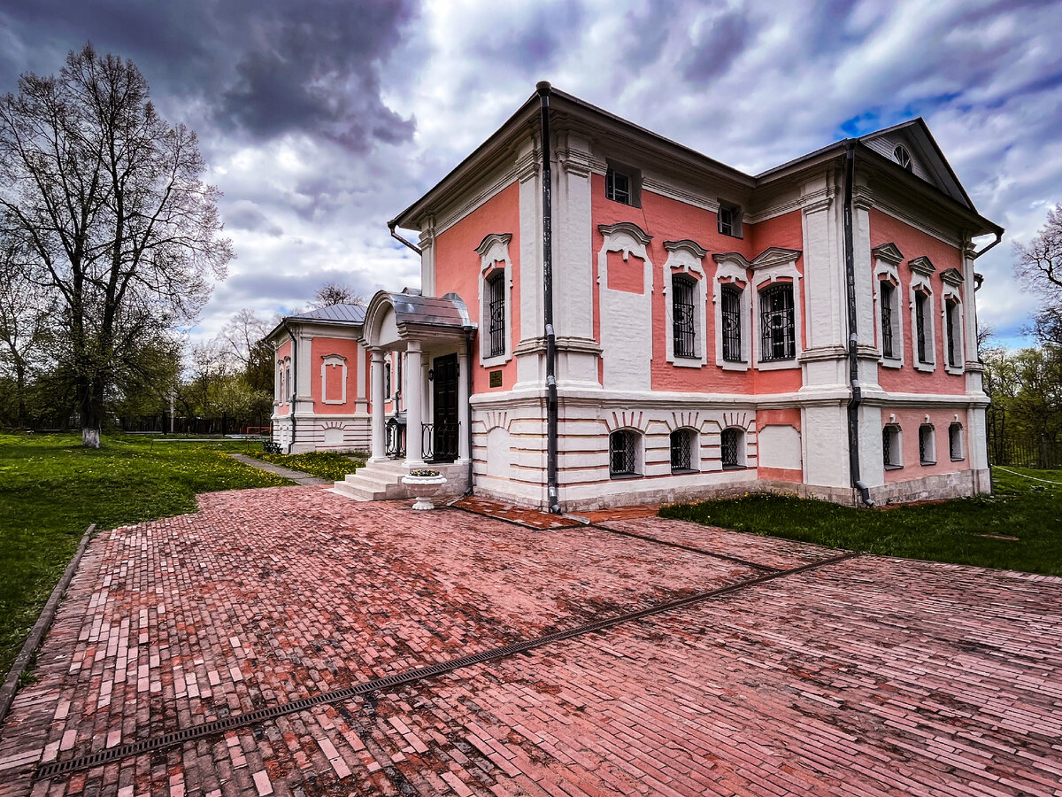 Главный усадебный дом в стиле елизаветинского барокко был построен в 18 веке. Фото автора