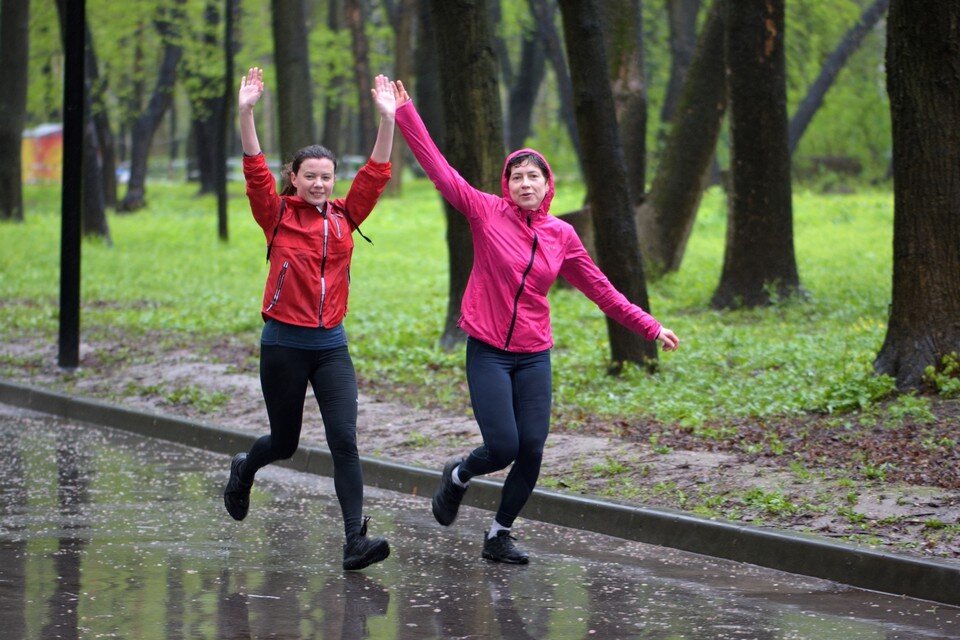    В любую погоду по субботам любители бега собираются в рязанских парках. Фото: Наталья Романчук.