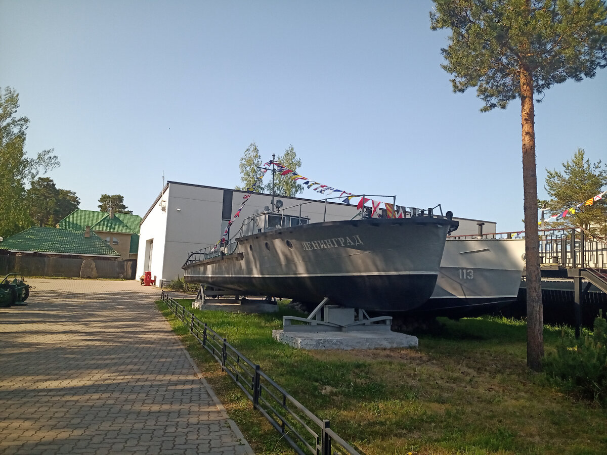 Самоходный десантный тендер и минометный катер "Ленинград"
