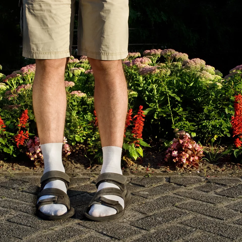 Еще недавно было принято высмеивать тех, кто решался ради удобства надеть носки с сандалиями.-2