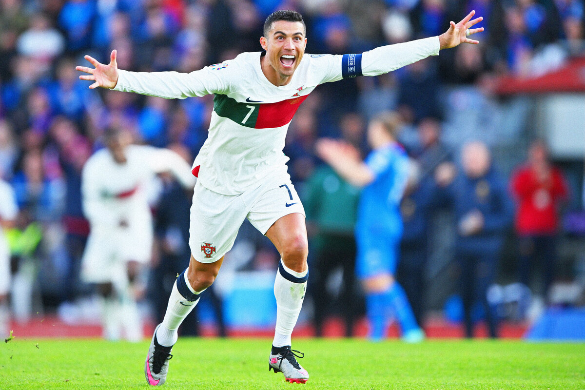     Роналду стал первым футболистом, который сыграл за сборную 200 матчей: его рекорд признают не все