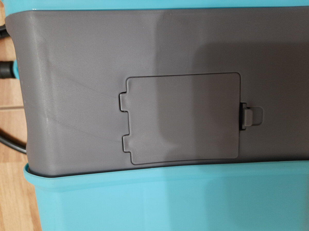 Как зарядить опрыскиватель? Вынуть и зарядить аккумулятор:), три фото