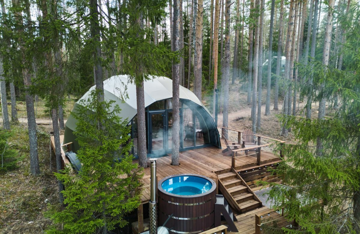 Forest lake глэмпинг спб. глэмпинг артыбаш. гринвальд парк скандинавия домик. глэмпинг август горный алтай. глэмпинг хюгге кэмп финский залив.