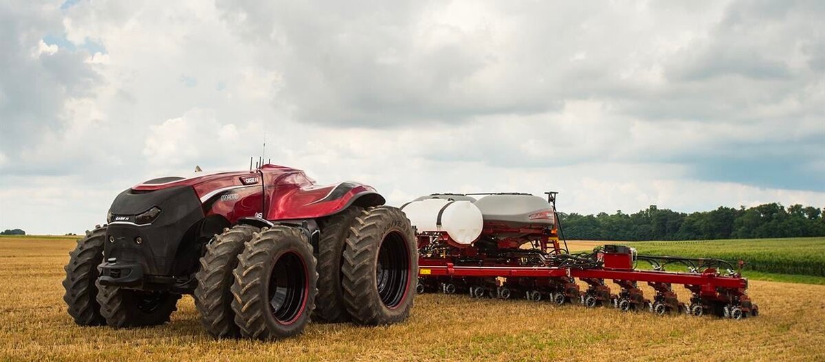 Автономный трактор Case IH за работой в поле