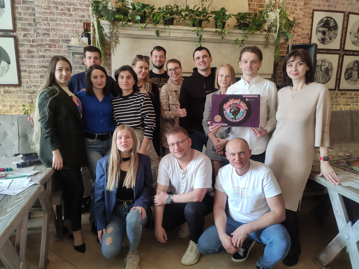 За столом участвует от 4 до 10 человек. На игре можно найти единомышленников,  партнеров, инвесторов и просто замечательно провести время.