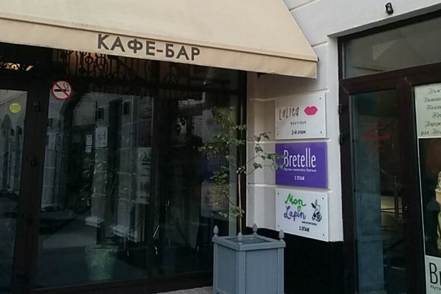 Nayada поставила стеклянные офисные двери в кафе-бар "Варвара"