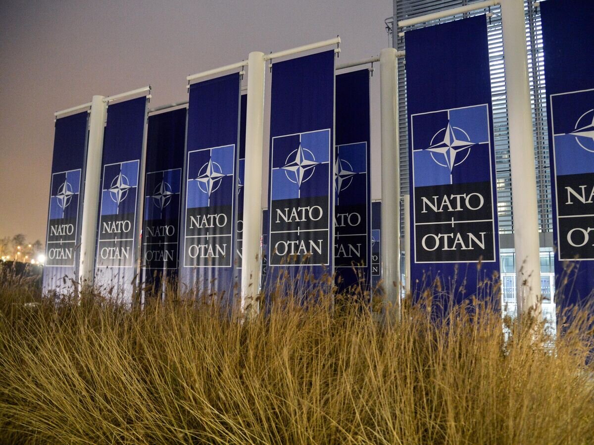    Баннеры с логотипом НАТО перед штаб-квартирой в Брюсселе© РИА Новости / Алексей Витвицкий