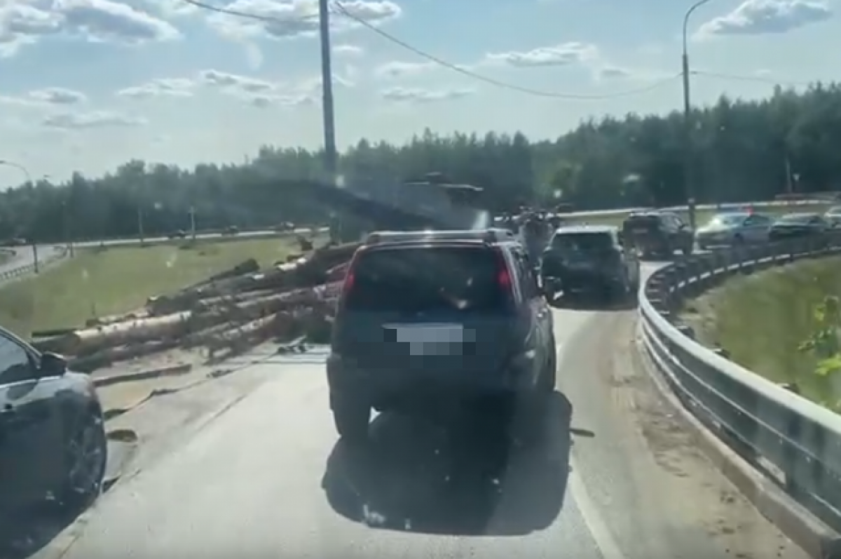    В Тверской области на съезде с трассы перевернулся лесовоз