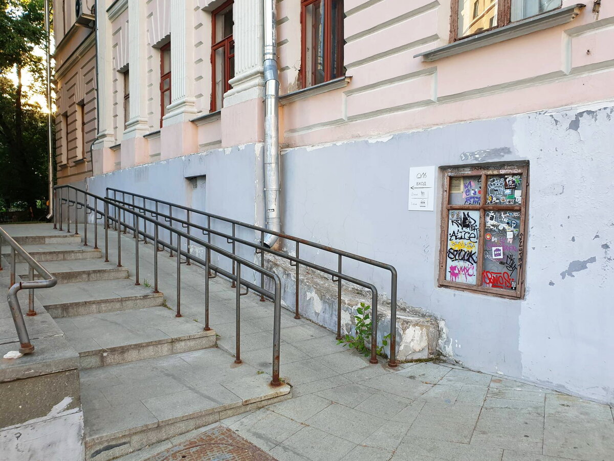 Подбираемся и видим указатель...