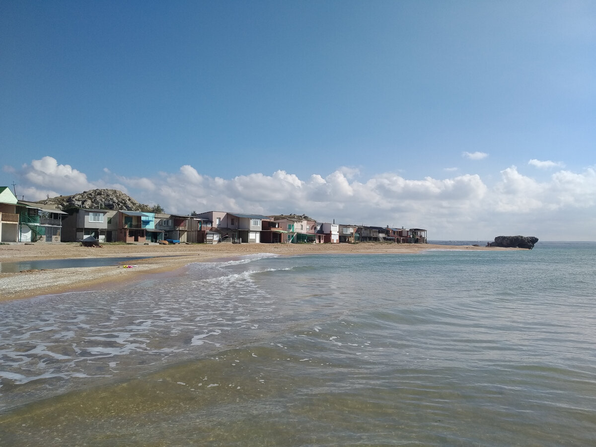 Невозможно поверить, что находишься на берегу Азовского моря , выдает его только глубина.