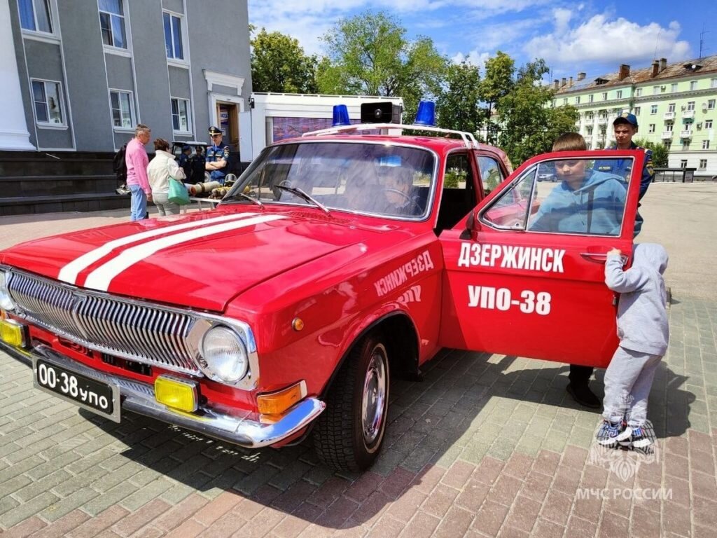 Демка дзержинск. Колбаса московская дэмка. Мясокомбинат дэмка. Дзержинский мясокомбинат» дэмка логотип. Москвич 403 пожарный.