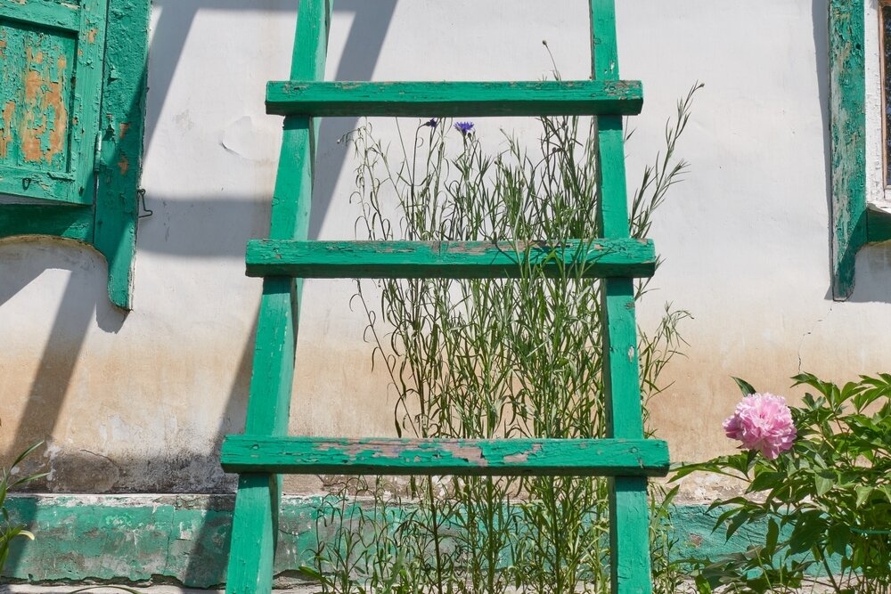    Старая лестница: с виду еще, вроде, ничего, но пользоваться уже не безопасно