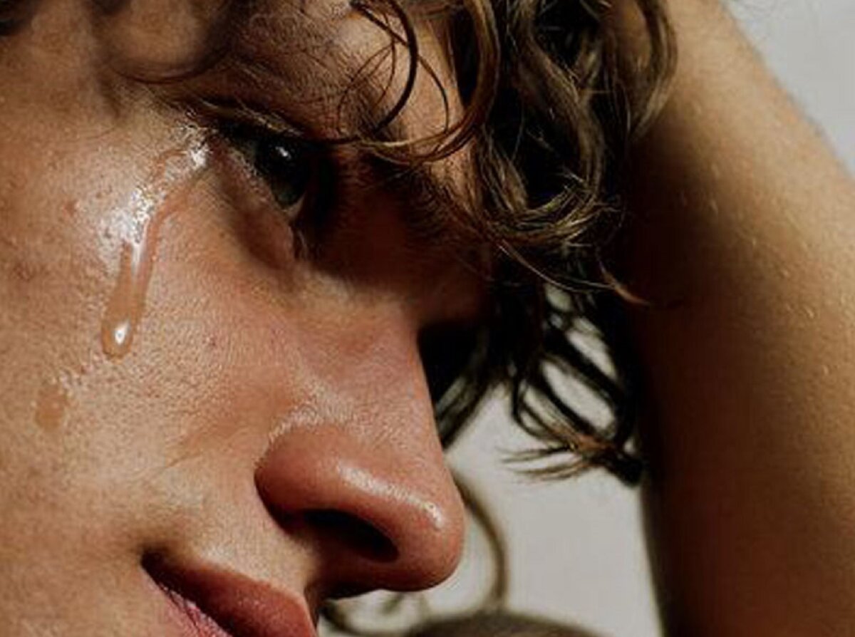 объятия со слезами. любовь в печали. слезы расставания. слезы любимого парня. слезы любимого парня.