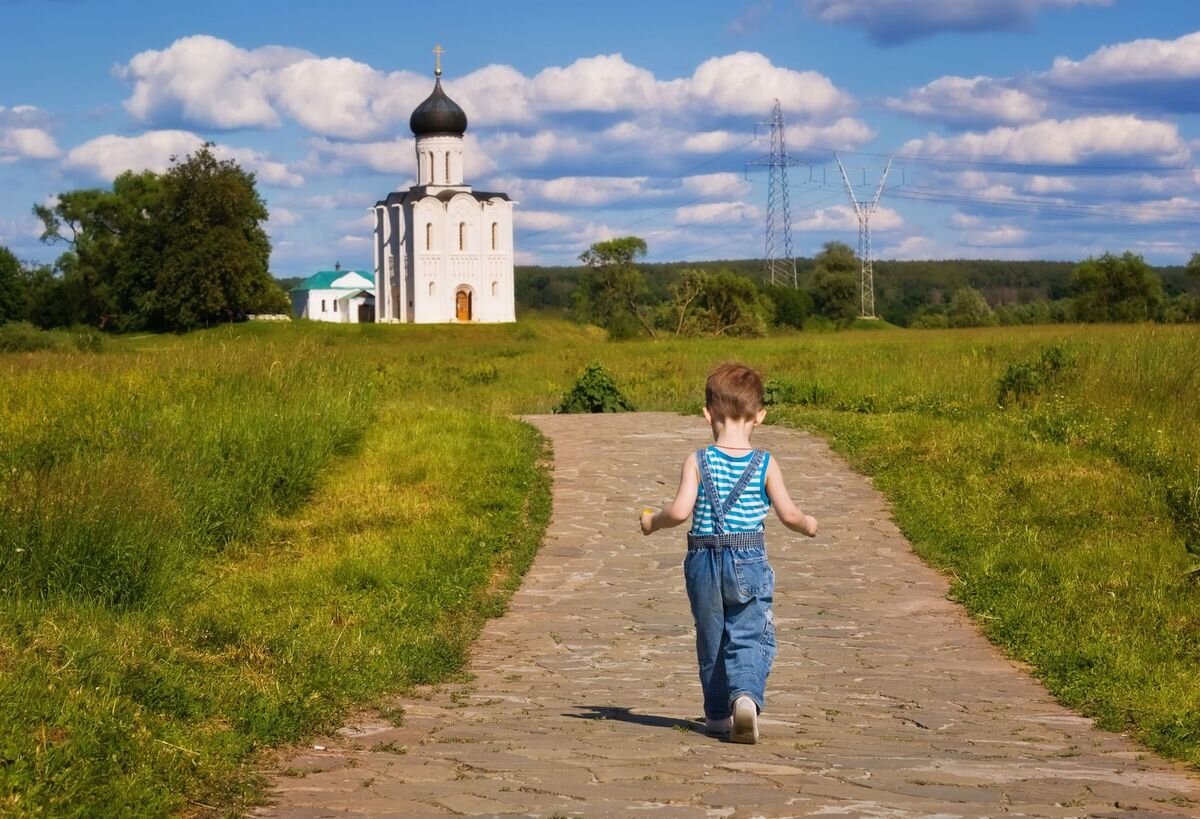 Идем в храм. Дорога к храму. Тропинка к храму. Дети идут в храм. Дети рядом с храмом.