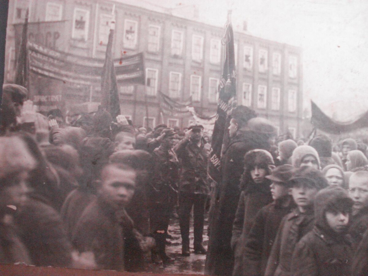 Фото из музея города. Праздничная демонстрация в городе 1920-е годы