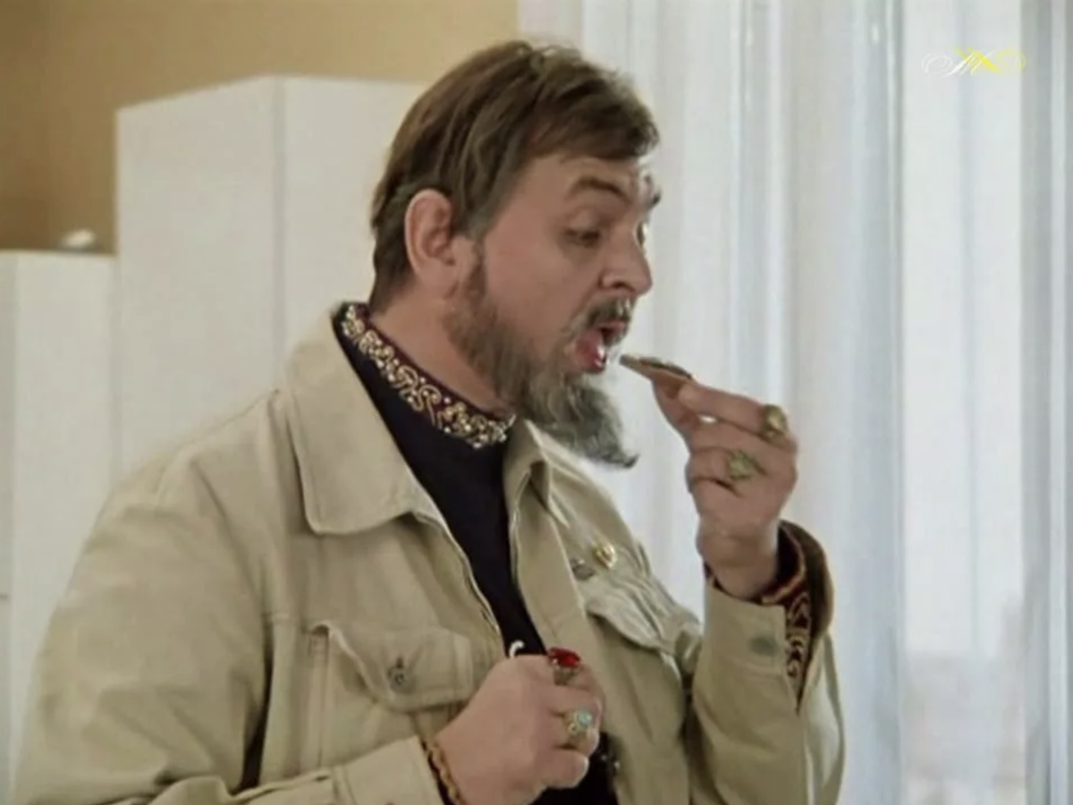 Кадр из популярнейшей комедии - Иван Васильевич ест кильку