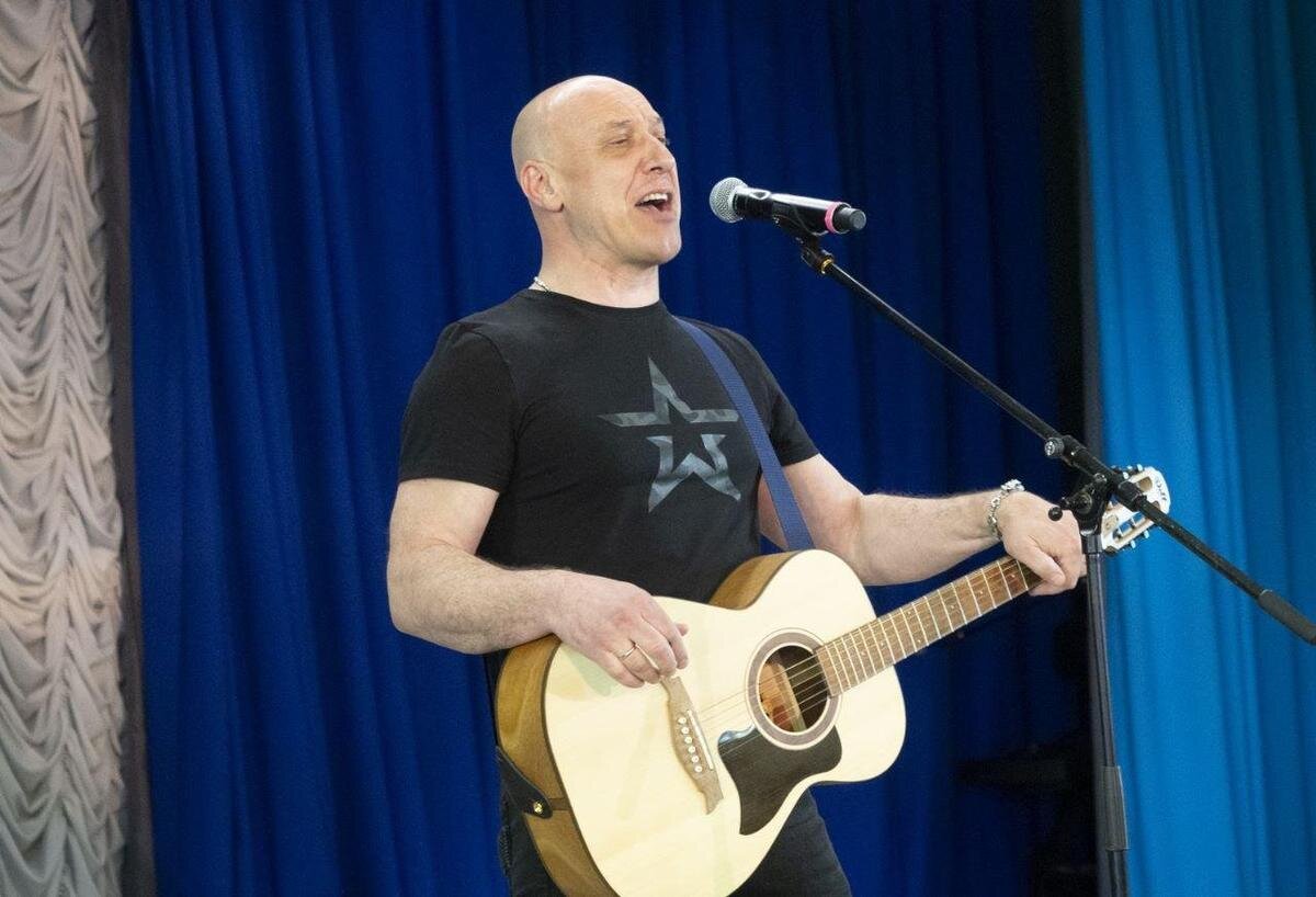 Денис Майданов поёт перед участниками «спецоперации» в госпитале. Фото: пресс-служба Смольного