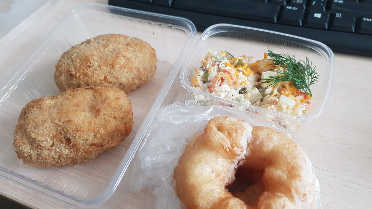 Котлеты "по-киевски", салат Оливье и пышки