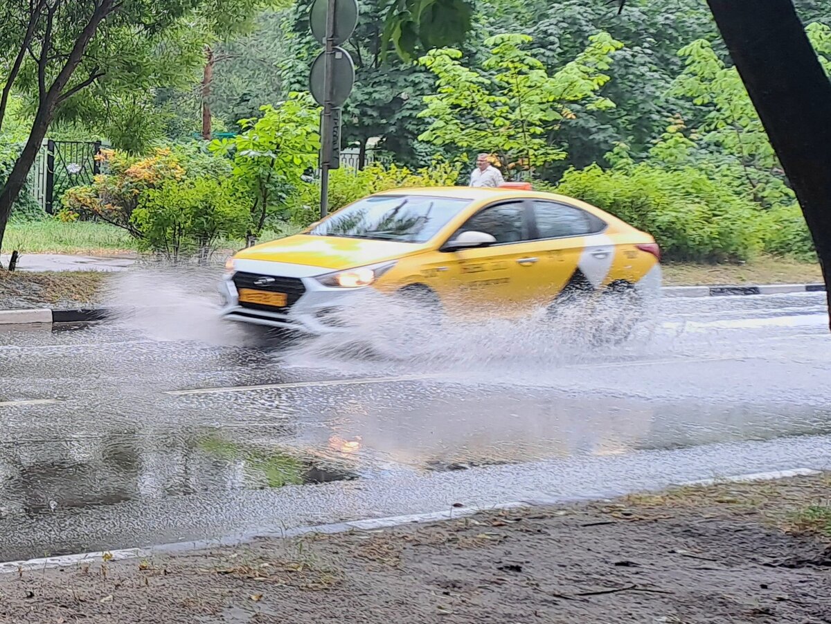 Этот ещё скромно едет. А вот, когда два встречных 😱