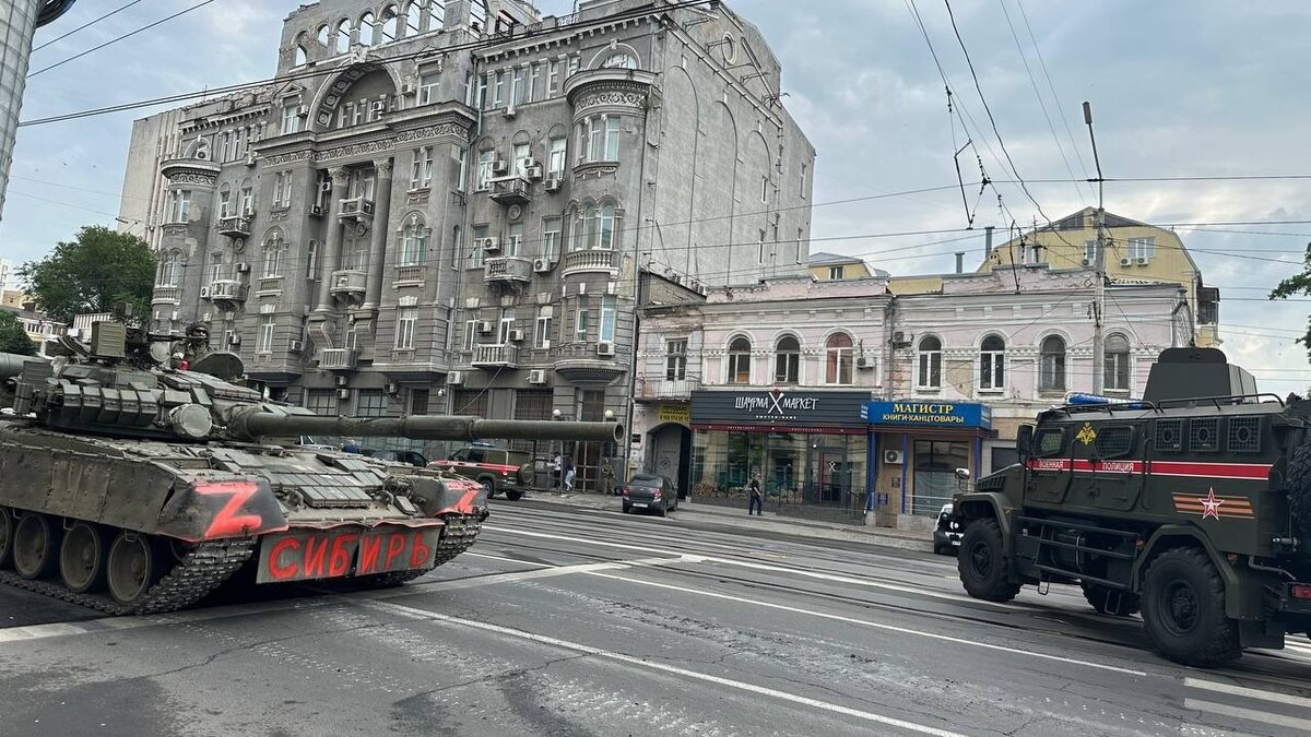     В Ростове-на-Дону сохраняется сложная ситуация и будут приняты меры для ее стабилизации, сообщил глава государства Владимир Путин.