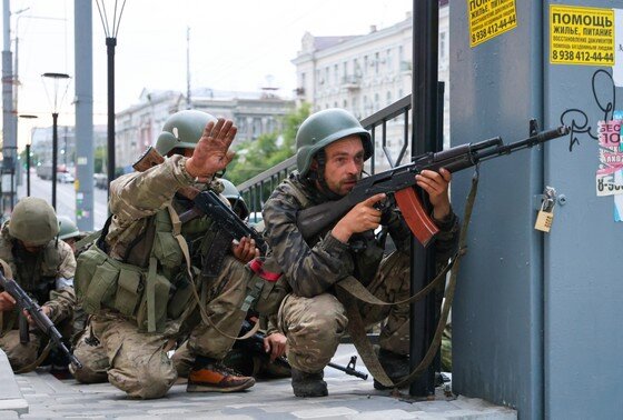    Россия. Ростов-на-Дону. Военнослужащие у здания штаба Южного военного округа