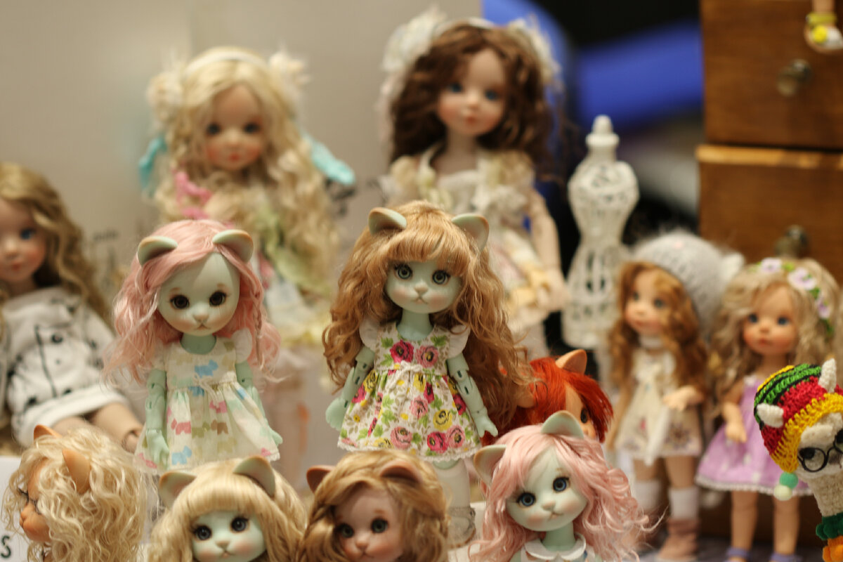 Маленькая куколка из ткани. Выставка кукол в москве. Фон заводят куклу. Кукол делают игрушки. Народные тряпичные куклы для детей.