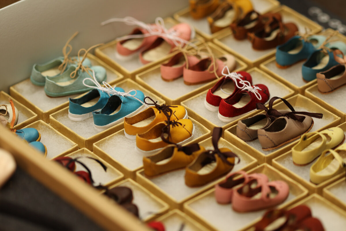 Авторская обувь из кожи для кукол на выставке Dollscar 2023.  17 июня. Амбер Плаза. Москва. Фотограф: Галина Тугушева.