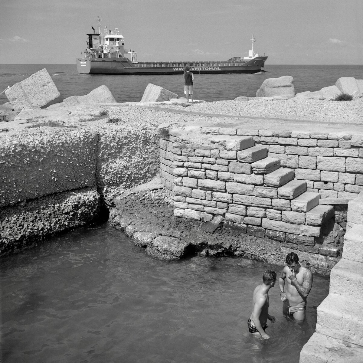 Фотосерия "Lanterna Beach", выполненная в забавном монохромном стиле, олицетворяет сильную привязанность к родному дому.