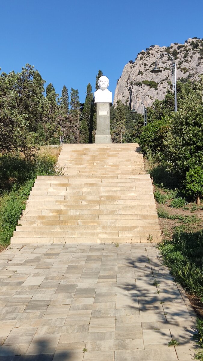 Памятник В. И. Ленину в парке Семииза.