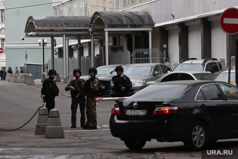    В Москве дежурит Росгвардия. В городе был введен режим контртеррористической операции (КТО). Минобороны оперативно следит за ситуацией.