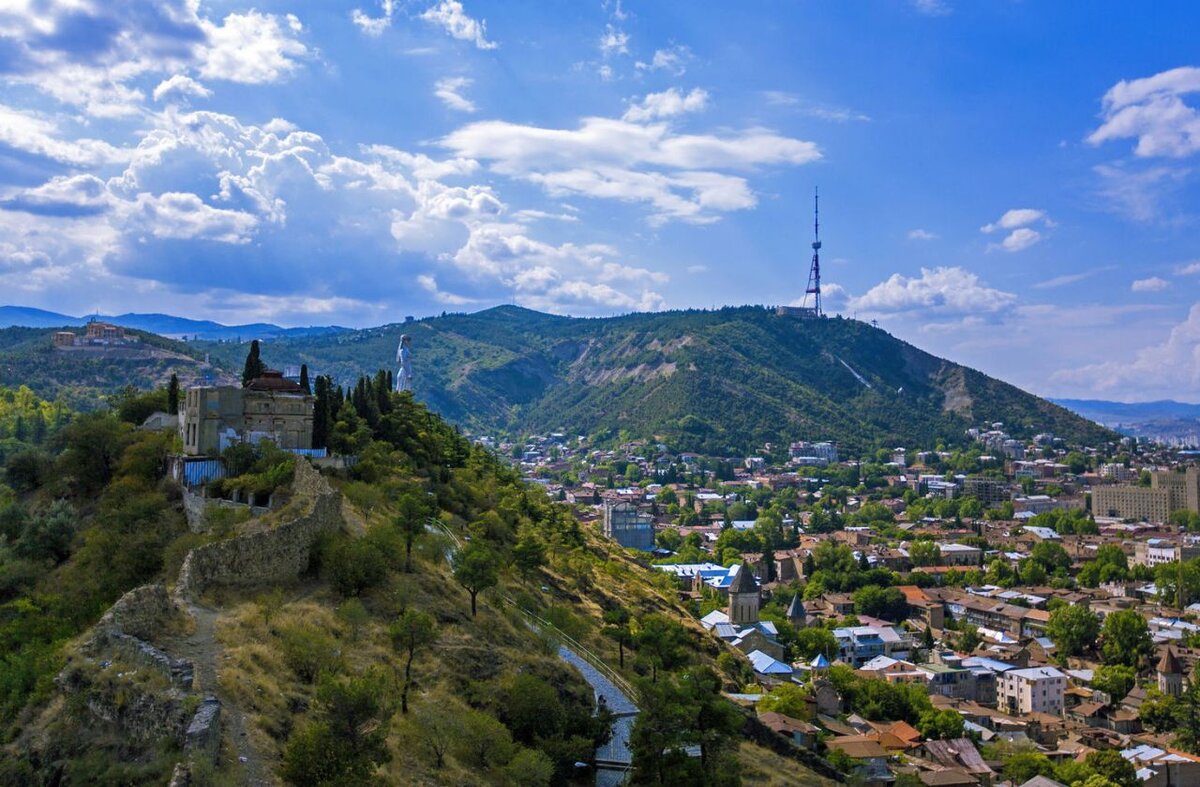 Вид на Тбилиси с горы Мтацминда