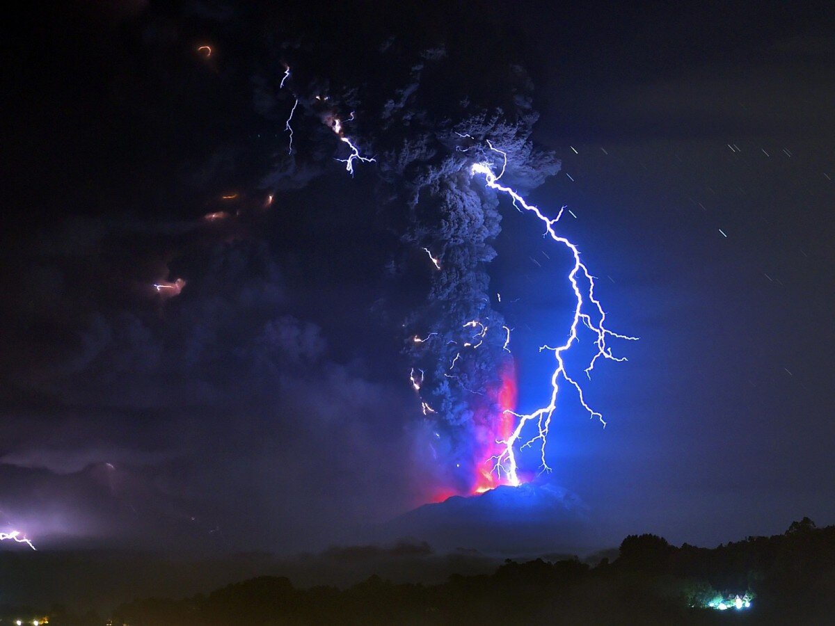   Астрономы сфотографировали грозу с молниями на Юпитере