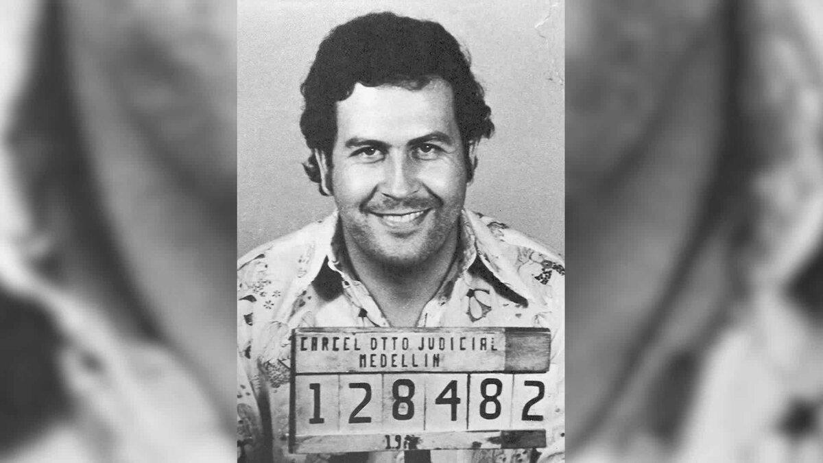 Пабло Эскобар на знаменитой фотографии с номером