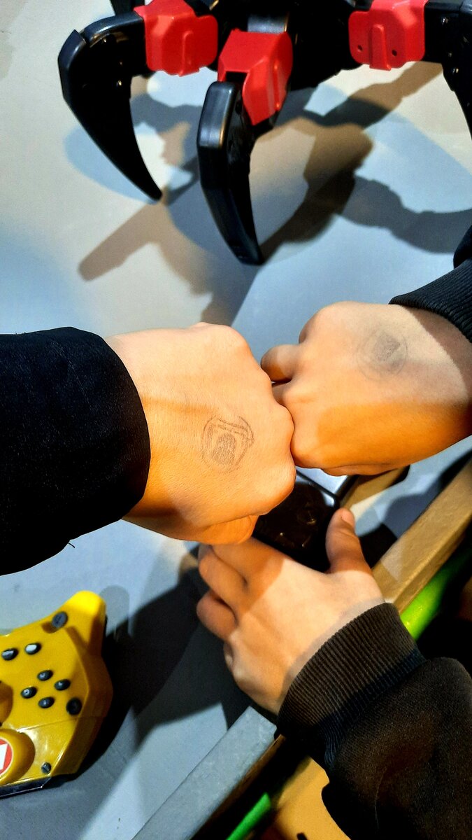 мы с Семёном пошли роботов смотреть 😉 