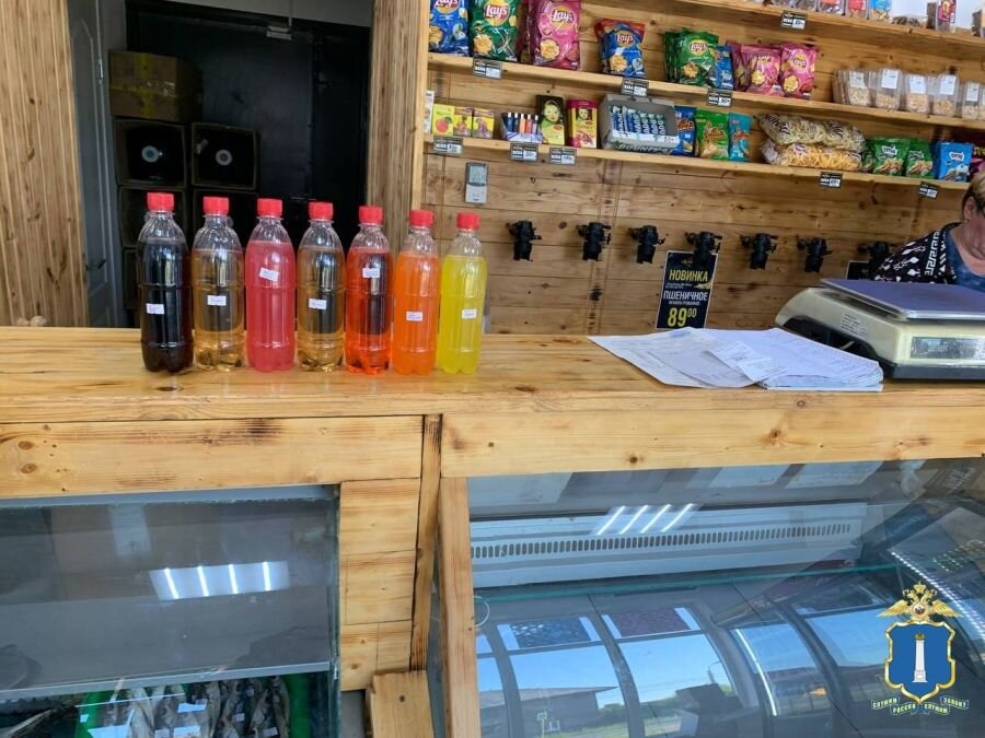    Бутылки с пивными напитками, предположительно, спиртосодержащим напитком «Мистер Сидр», на прилавке магазина в Димитровграде © УМВД России по Ульяновской области/РИА Новости