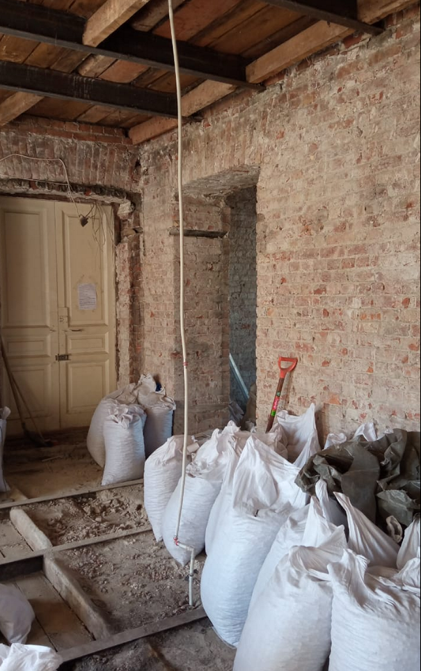 в таком состоянии была стена до реставрации