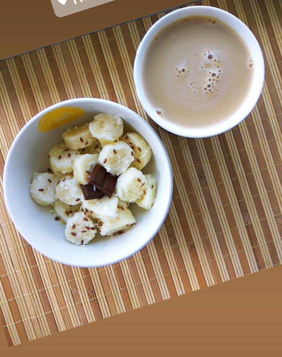 Выкладываем в миску творог, яйцо, добавляем соль и сахар. Перемешиваем всё это до однородной массы. Добавляем муку порционно и мешаем. Муки может понадобиться как больше, так и меньше, в зависимости от плотности и жирности творога. Тесто должно в итоге стать густым и собраться в центр миски. Стол или рабочую поверхность присыпаем мукой. Берем небольшую порцию теста, обваливаем ее в муке и катаем длинные колбаски шириной 2-3 см. Нарезаем колбаску на полосочки шириной около 1 см. В небольшой кастрюле кипятим воду, солим ее. Закидываем в воду порцию вареников. ВАЖНО!!! Сразу все не бросайте - им будет тесно вариться и они слипнутся. Перемешиваем, чтобы вареники не прилипли ко дну. Провариваем вареники в течении минуты после того, как они всплывут. Дольше варить не нужно - они могут развалиться. Достаем шумовкой с кастрюли. И всё! Вареники готовы! Подаем горячими с маслом или сметаной! 