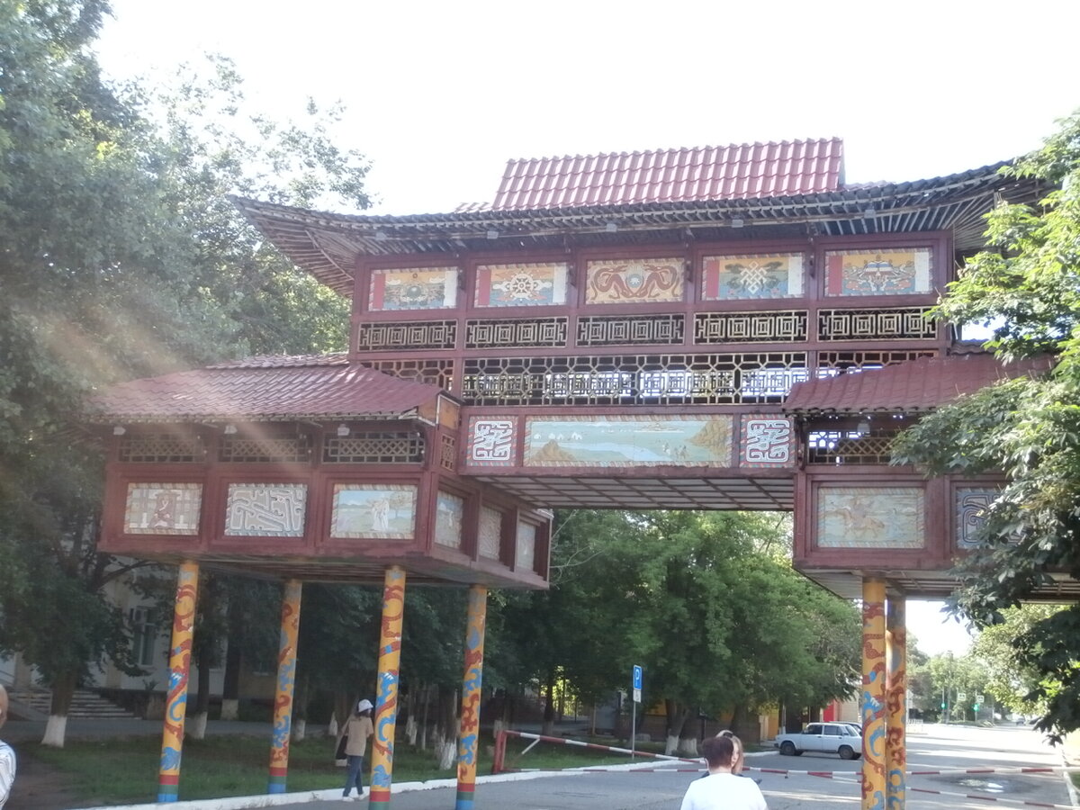 По правую руку от Ленина расположен вход в парк.