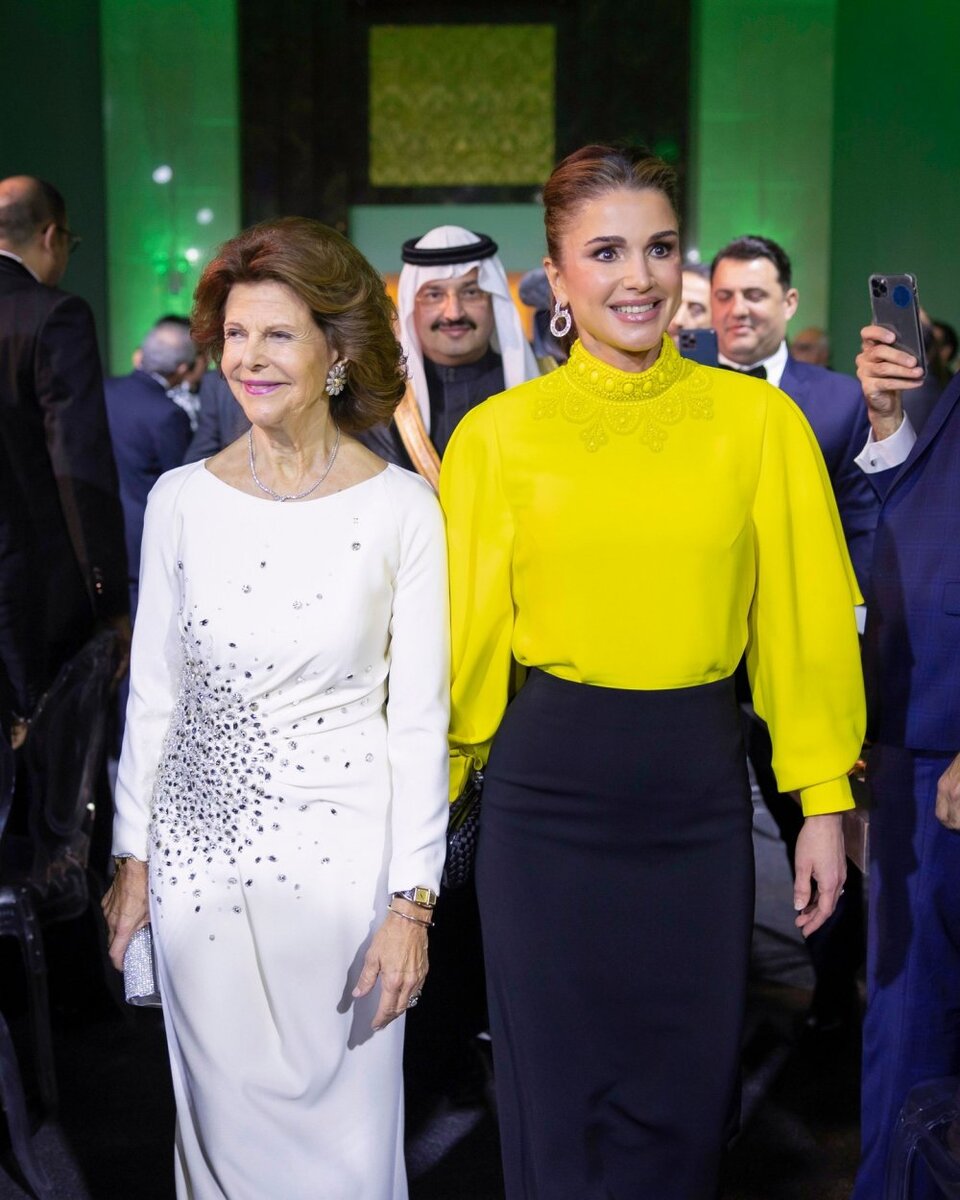 Она одна из самых стильных королев - никто так не сочетает тренды с ...