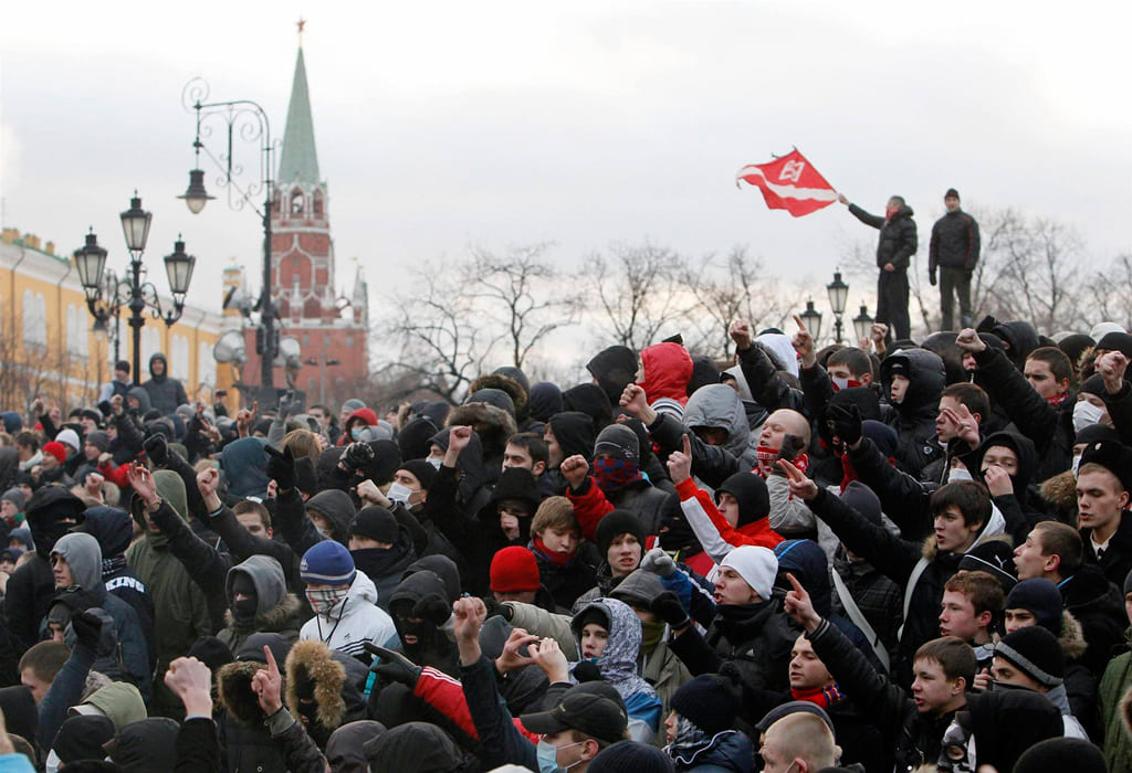 11 декабря москва. Митинги в России Манежная площадь 2010. Фанаты на Манежной площади 2010. Манежка 2010 националисты. Националисты на Манежной площади 2010.