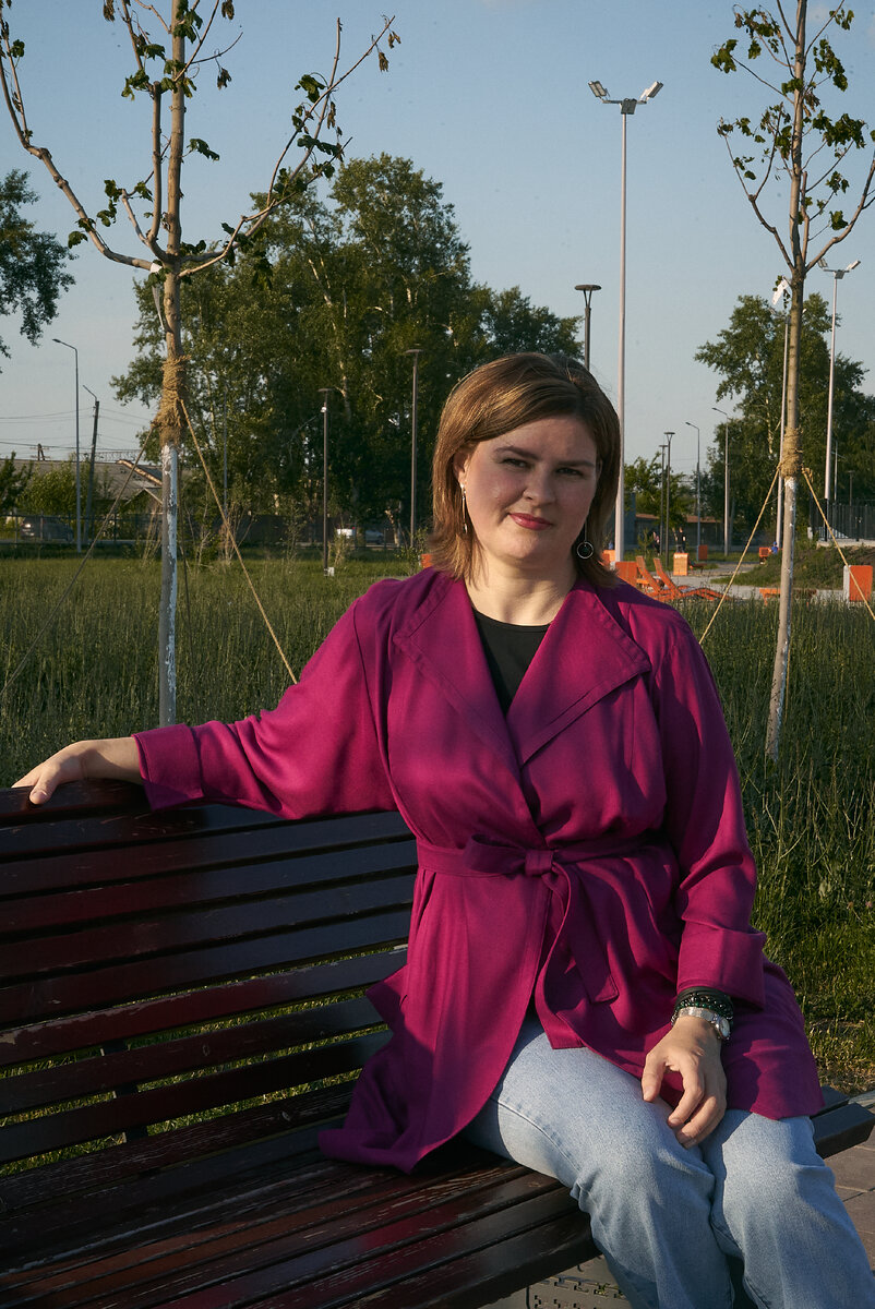 Жакет в сочетании с чёрной футболкой и джинсами.