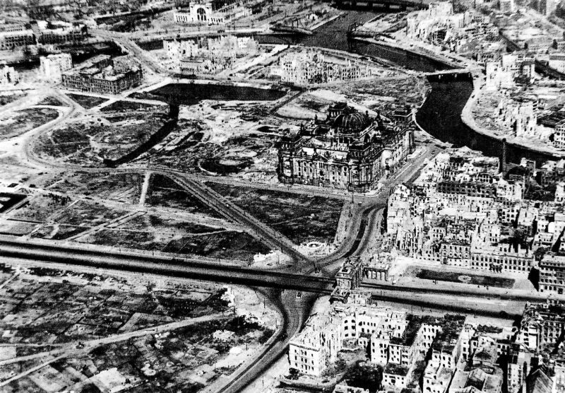 вид на Рейхстаг после Победы. слева Кенигплац и канал с водой.